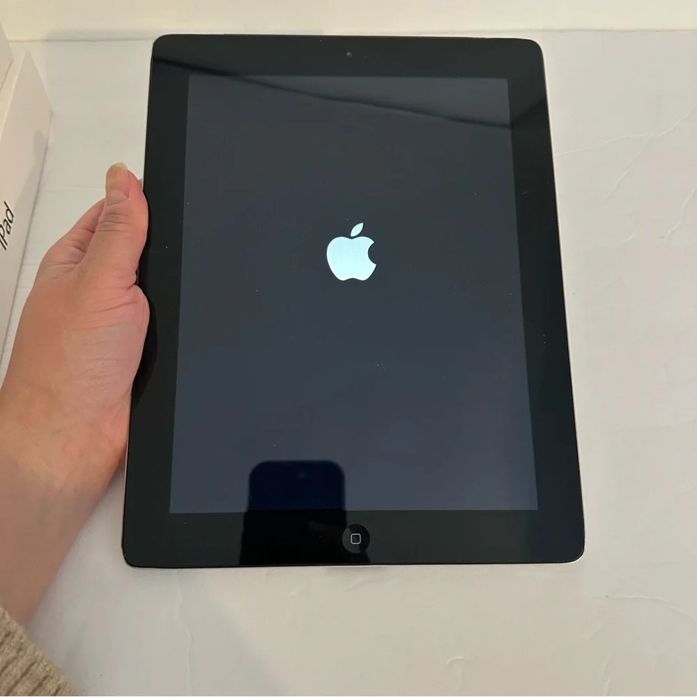 Apple iPad 2 Wi-Fi 3G 32GB Black Model A 1396 comes with box and USB charger